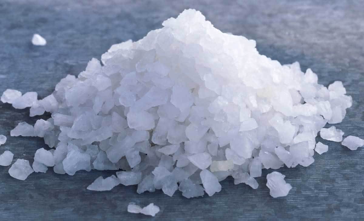 Твердый реагент. Хлорид натрия поваренная соль. Каменная соль NACL. Поваренная соль натрий хлор. Хлористый натрий это соль.