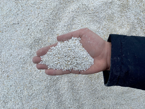 Мраморная крошка, фракция 2-3 мм в белом мешке/ МКР фото 2 Мраморная крошка, фракция 2-3 мм в белом мешке/ МКР фото 2